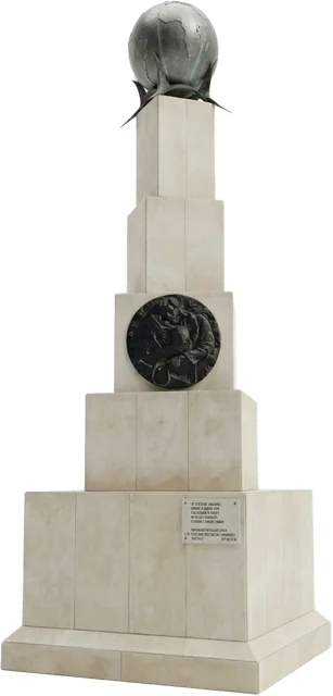 Monumento ao Emigrante, no Largo do Emigrante da Camarneira: coluna de pedra em degraus, medalhão de bronze e globo no topo.